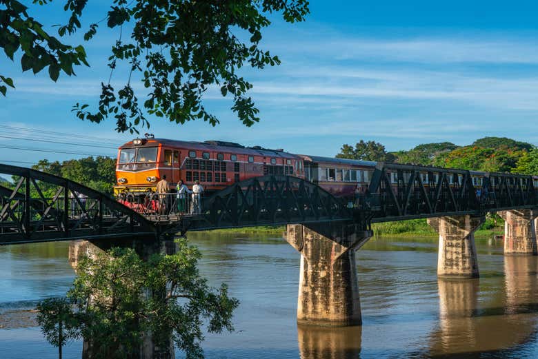 Ferrovia della Morte su un ponte sul fiume Kwai