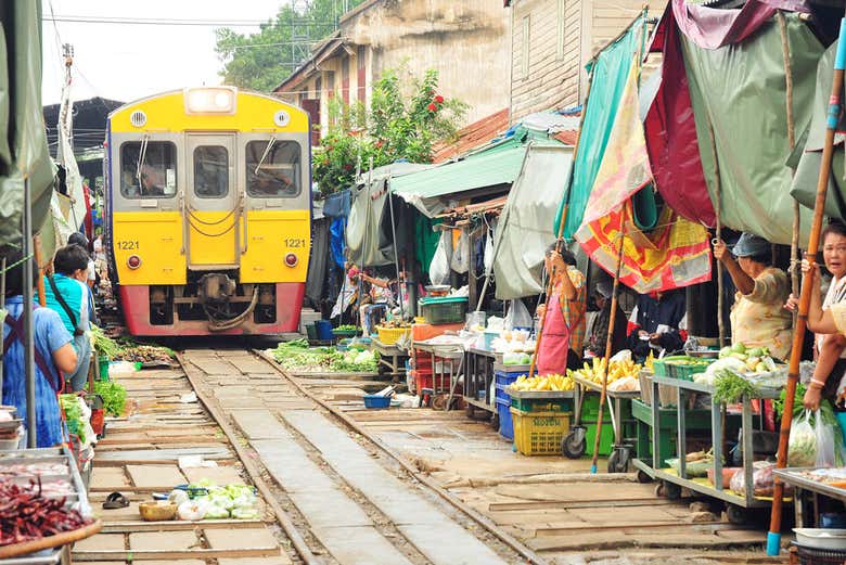 Mercato sui binari Mae Klong