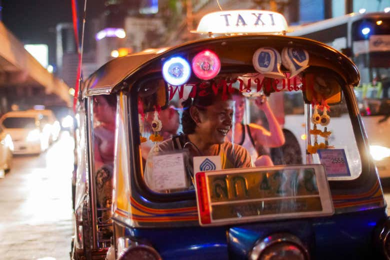 Sfrecciando in tuk tuk